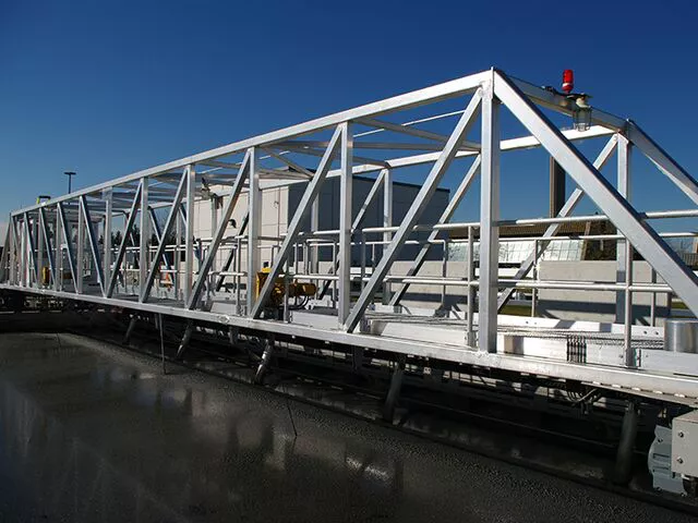 Traveling bridges are manufactured with galvanised steel, stainless steel, or aluminium