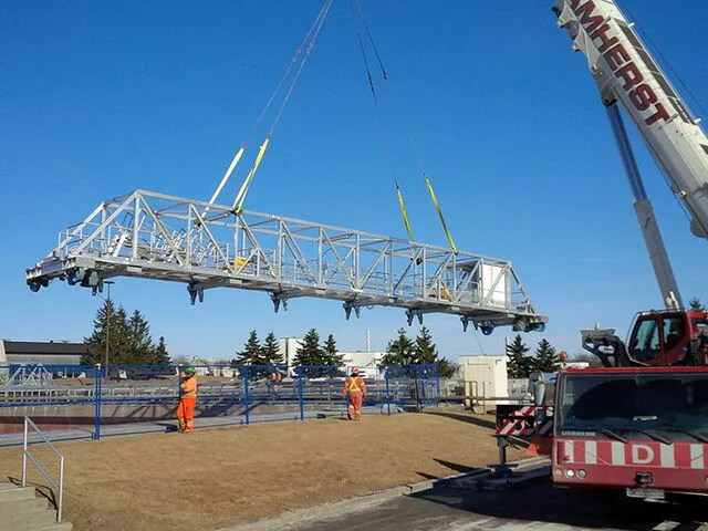 Installation of a traveling bridge clarifier