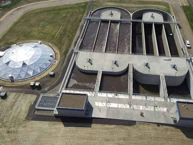 Wastewater treatment plant using a carrousel system