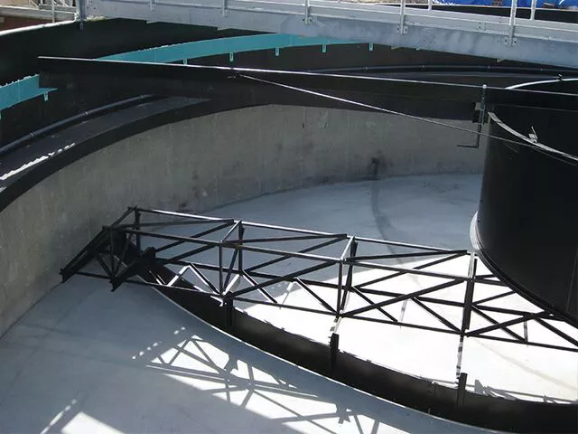 The Sprial blade scraper clarifier in secondary clarifier of municipal wastewater treatment plant